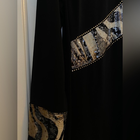 Black and Gold Abaya - Picture 3 of 3